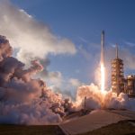 Foguete SpaceX lancando representando investimento em acoes americanas
